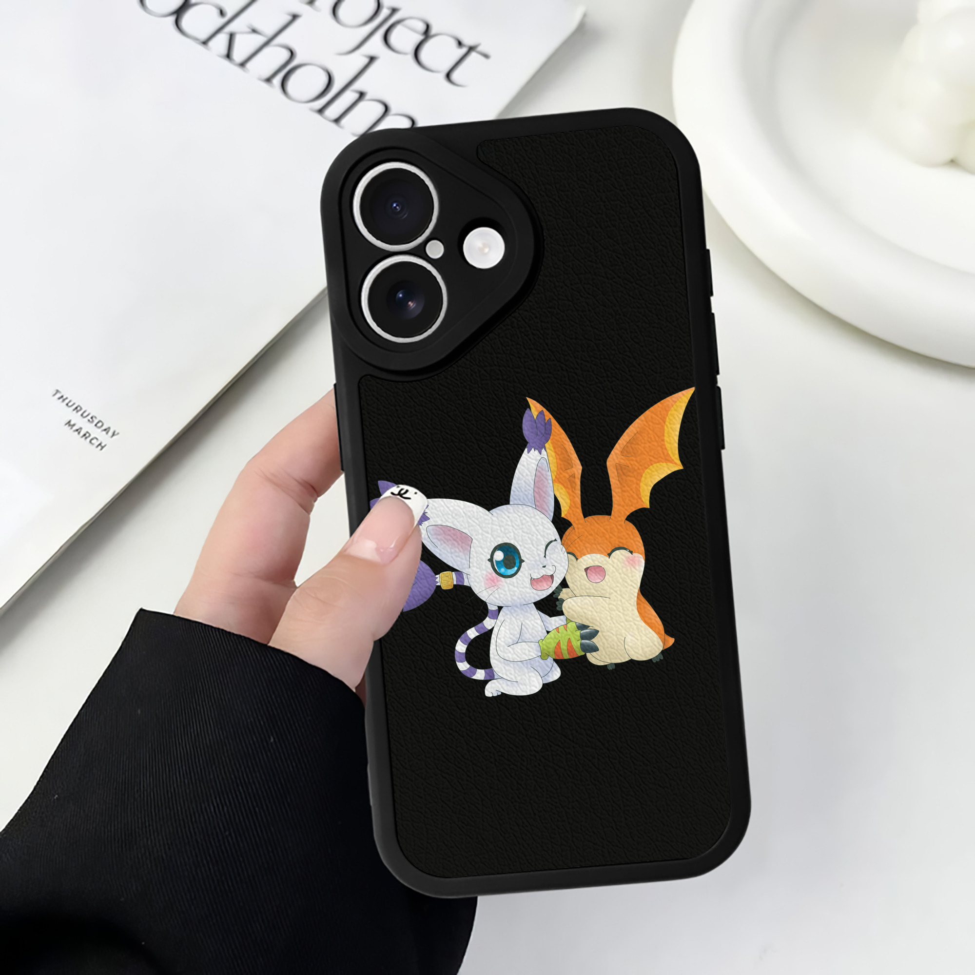 （画像用） Digimon デジタルモンスター/デジモン 【iPhone 16シリーズ対応】シリコンスマホケース（レザー調） 材質：シリコン